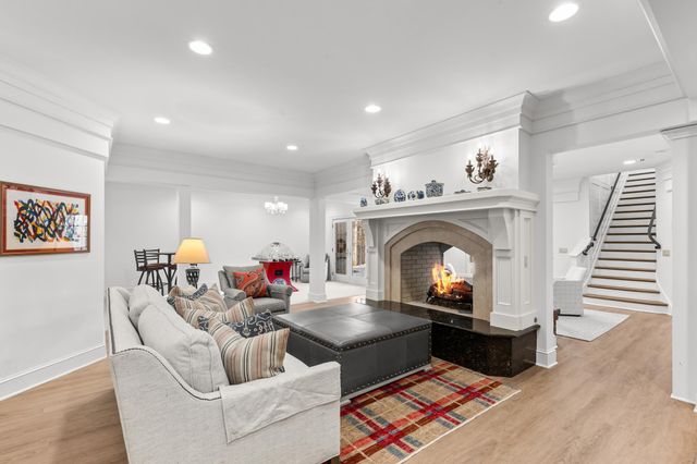 325 Highcroft Lane, Wayzata, MN 55391