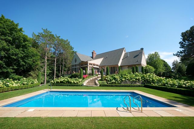 325 Highcroft Lane, Wayzata, MN 55391