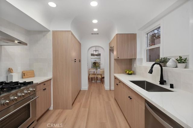 3905 Roxton Avenue, Los Angeles, CA 90008