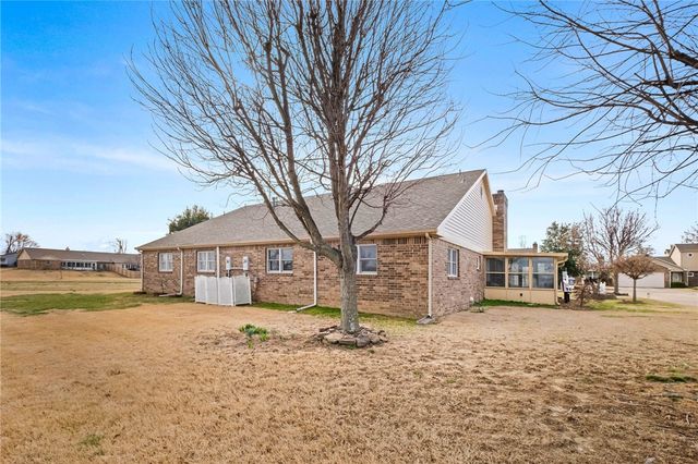 1020 W Cypress Street, Rogers, AR 72756