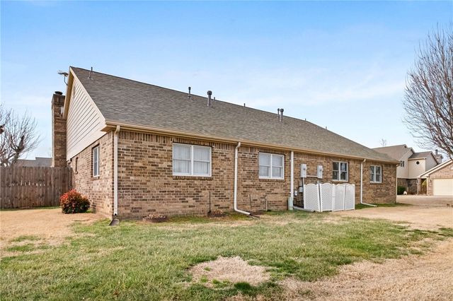 1020 W Cypress Street, Rogers, AR 72756