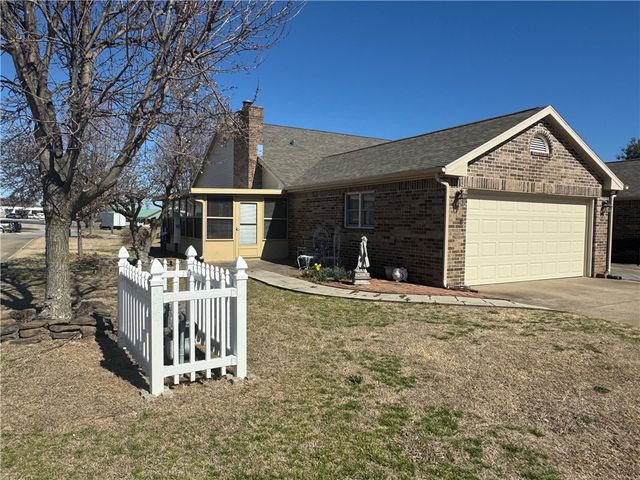 1020 W Cypress Street, Rogers, AR 72756