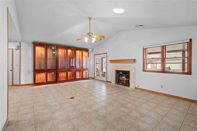 1020 W Cypress Street, Rogers, AR 72756