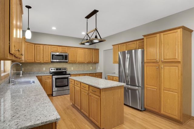 8924 Heatherton Ridge Drive, Savage, MN 55378
