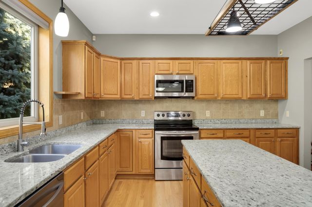 8924 Heatherton Ridge Drive, Savage, MN 55378