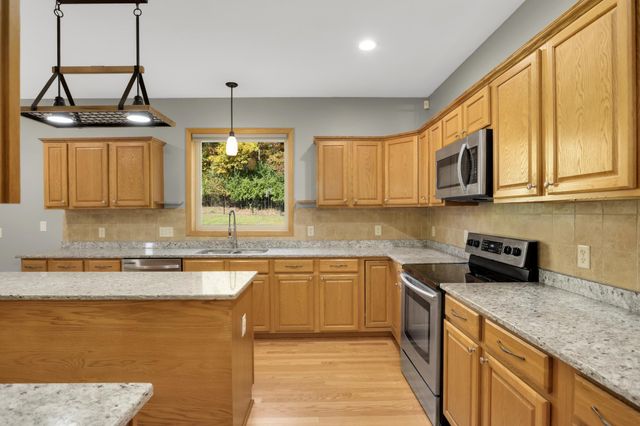 8924 Heatherton Ridge Drive, Savage, MN 55378