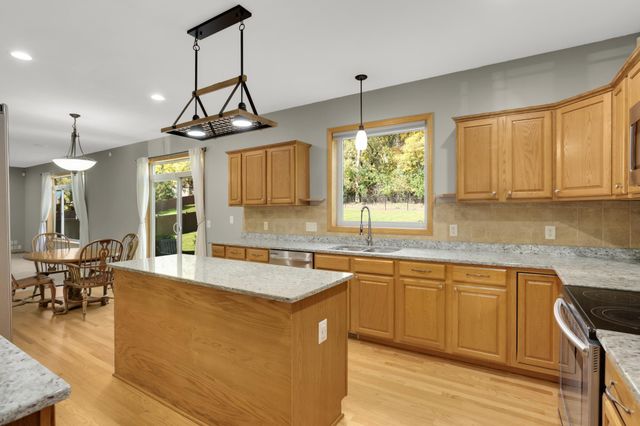 8924 Heatherton Ridge Drive, Savage, MN 55378