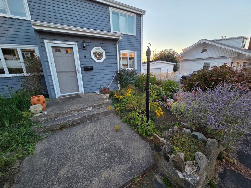 9 Harbor View Rd, Nahant, MA 01908