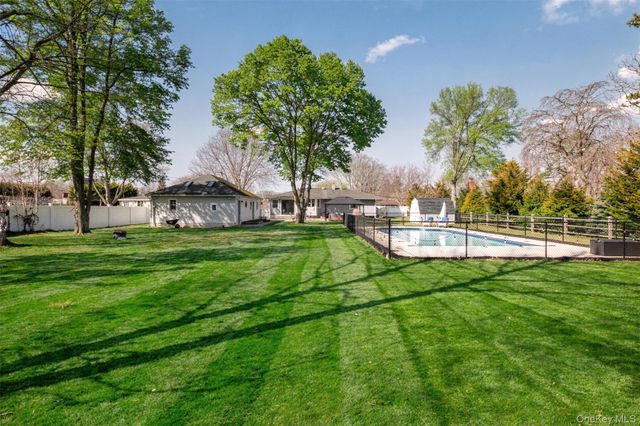 8 Wichard Drive, Oakdale, NY 11769