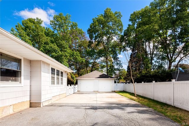8 Wichard Drive, Oakdale, NY 11769