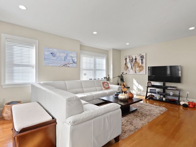 105-107 North St 105, Newton, MA 02460