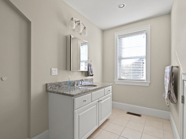 105-107 North St 105, Newton, MA 02460