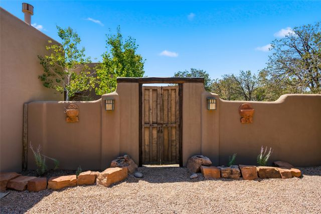 901 Allahna Way, Santa Fe, NM 87501