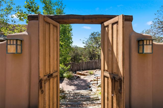 901 Allahna Way, Santa Fe, NM 87501
