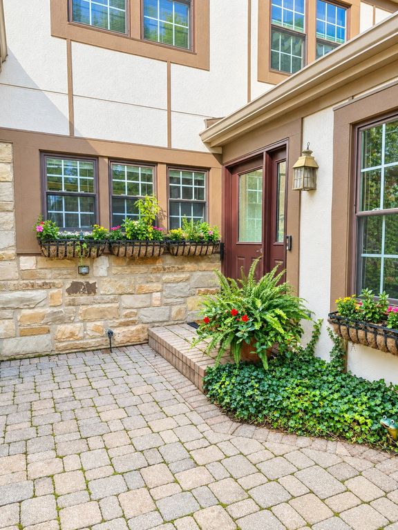 1045 Wheaton Oaks Drive, Wheaton, IL 60187 — photo 2