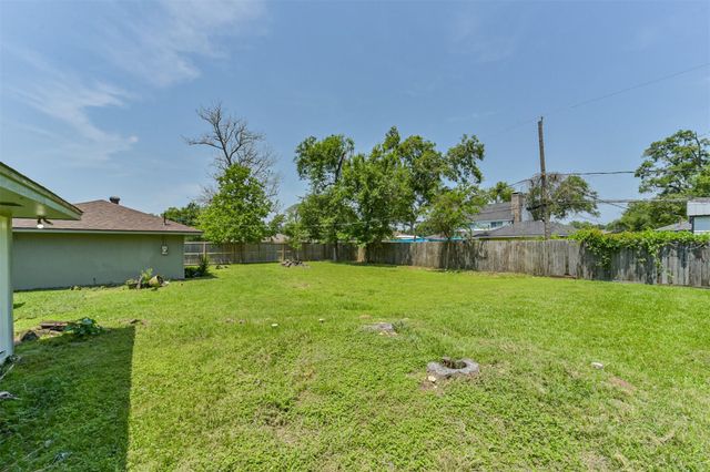 306 Red Bud Lane, Baytown, TX 77520