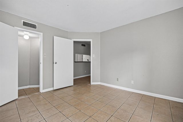 2814 S Bartell Drive 9, Houston, TX 77054