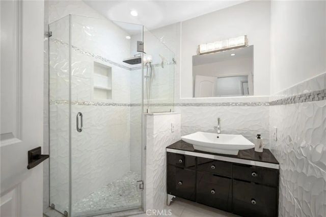 1560 Ridgeway Drive, Glendale, CA 91202