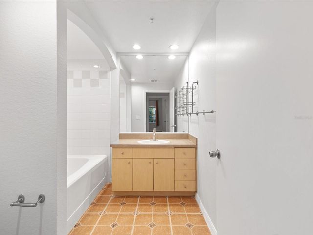 200 4TH AVENUE S 105, St Petersburg, FL 33701