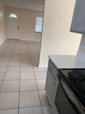 200 Sevilla St B, St Augustine Beach, FL 32080