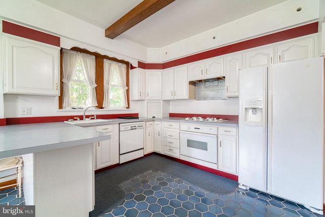 155 E SPRINGETTSBURY AVE, York, PA 17403