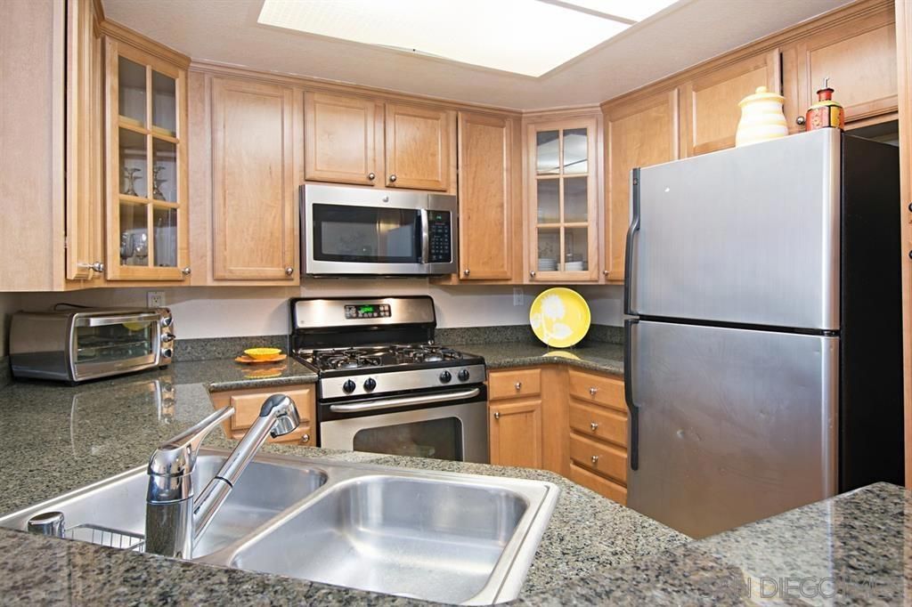 Image 7 of property listing at 12695 Camino Mira Del Mar 118, San Diego, CA 92130