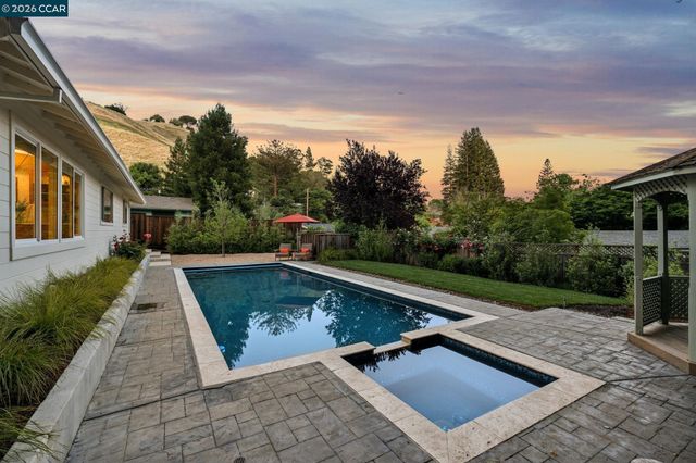 1126 Hidalgo Ct, Lafayette, CA 94549