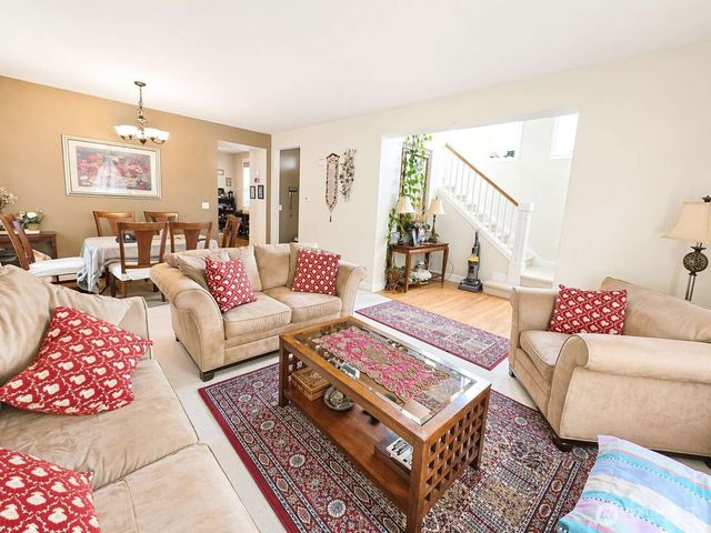 17252 NE 119th Way, Redmond, WA 98052