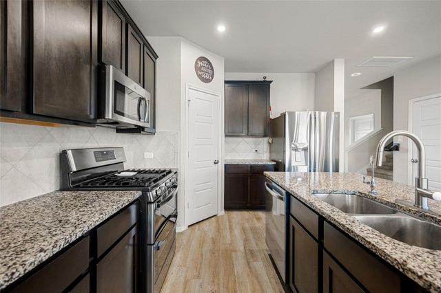 523 High Holly Circle, Magnolia, TX 77354