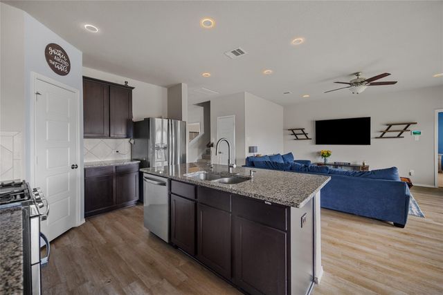 523 High Holly Circle, Magnolia, TX 77354