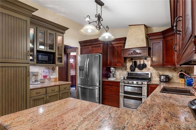 8614 W Varricchio Lane, Crystal River, FL 34428