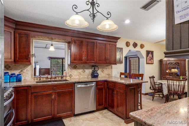 8614 W Varricchio Lane, Crystal River, FL 34428