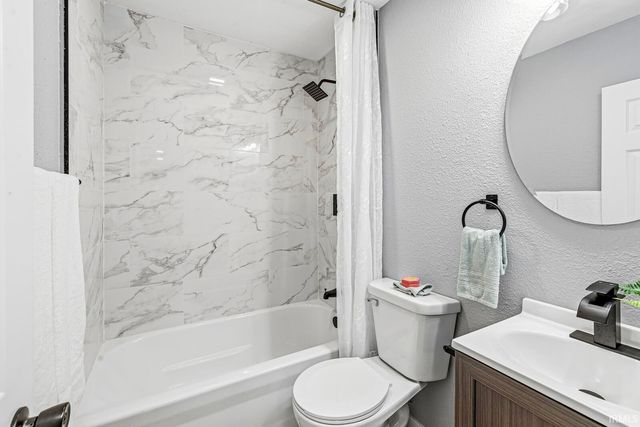 52680 Walsingham Lane, South Bend, IN 46637