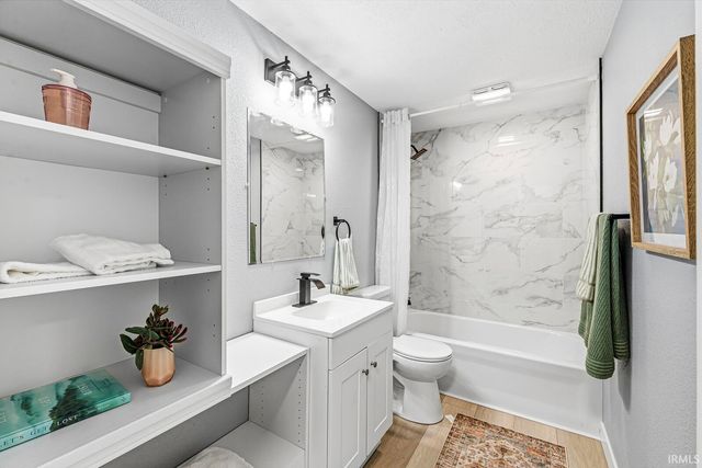 52680 Walsingham Lane, South Bend, IN 46637