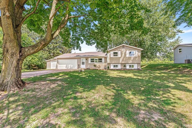 52680 Walsingham Lane, South Bend, IN 46637