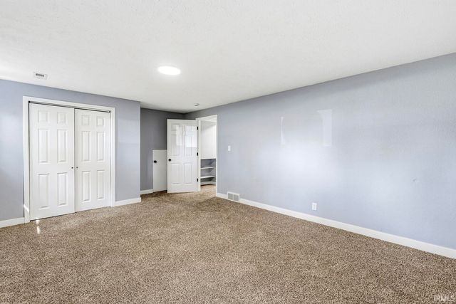 52680 Walsingham Lane, South Bend, IN 46637