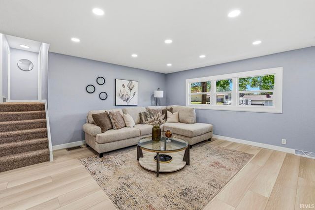 52680 Walsingham Lane, South Bend, IN 46637