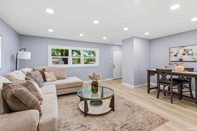 52680 Walsingham Lane, South Bend, IN 46637