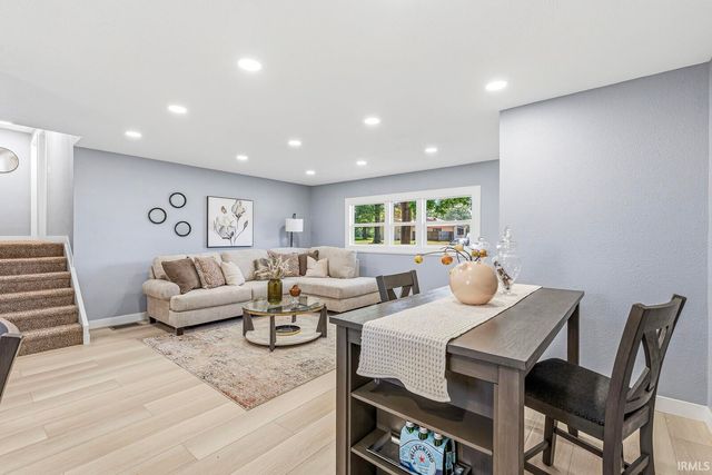 52680 Walsingham Lane, South Bend, IN 46637