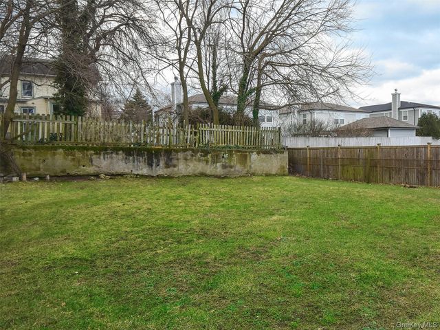 12 2nd Avenue, Port Washington, NY 11050