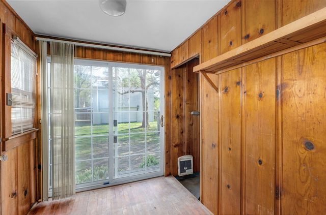 2526 W Walnut Street, Springfield, MO 65806