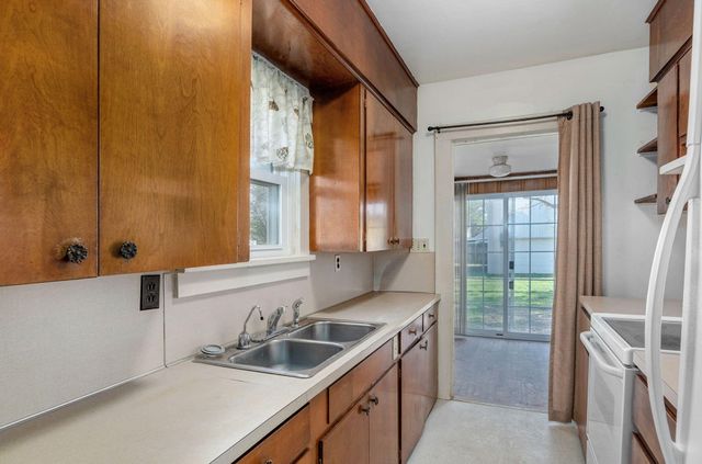 2526 W Walnut Street, Springfield, MO 65806