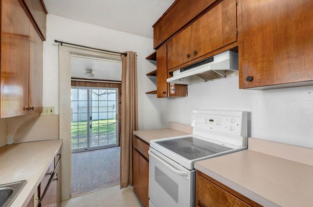 2526 W Walnut Street, Springfield, MO 65806