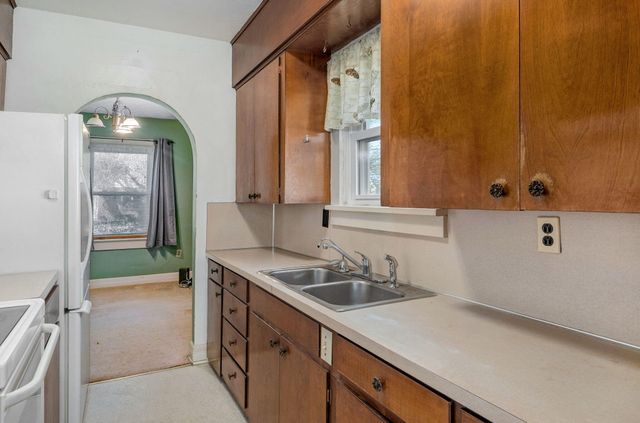 2526 W Walnut Street, Springfield, MO 65806