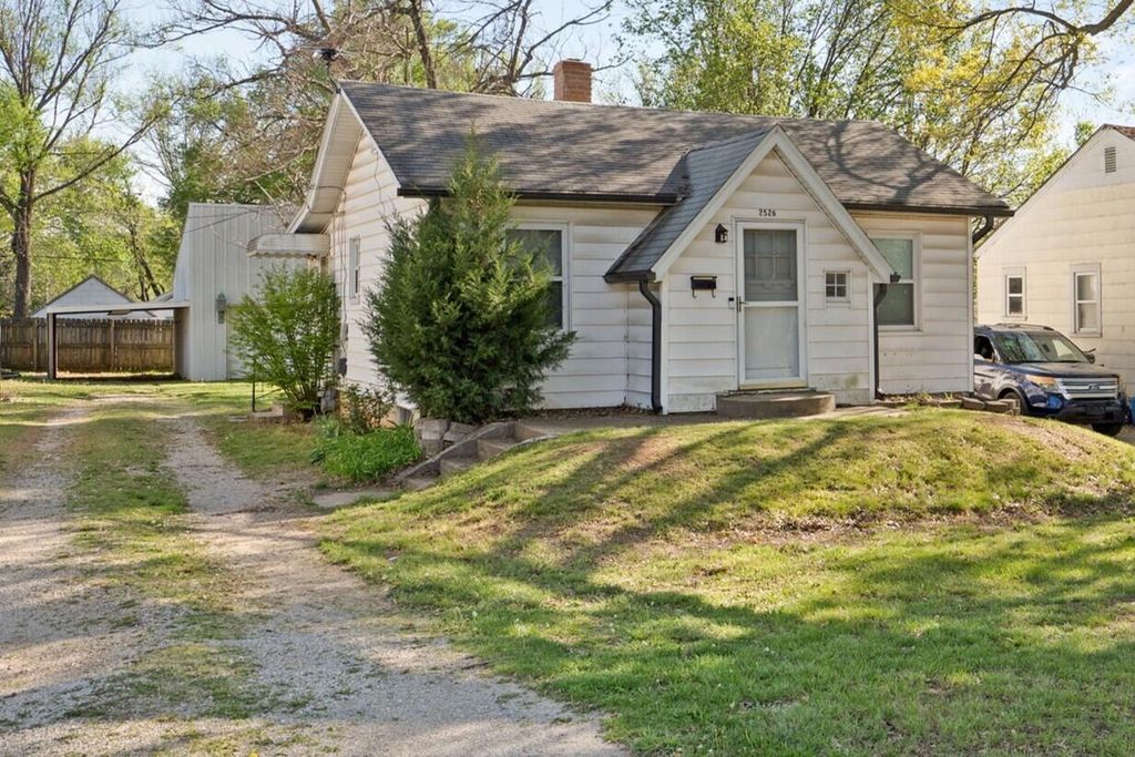 2526 W Walnut Street, Springfield, MO 65806