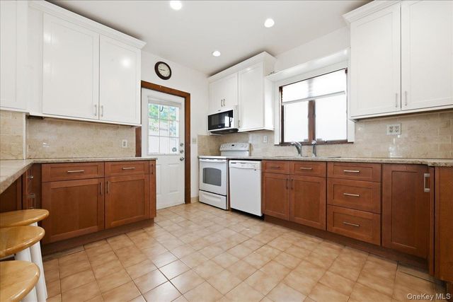 100 Spruce Street, West Hempstead, NY 11552
