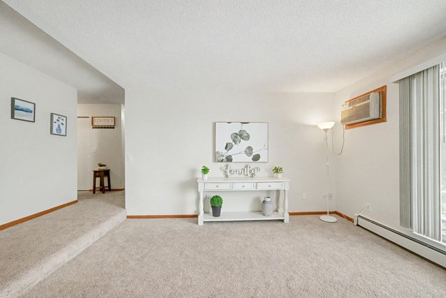 1690 Highway 36 w 224, Roseville, MN 55113