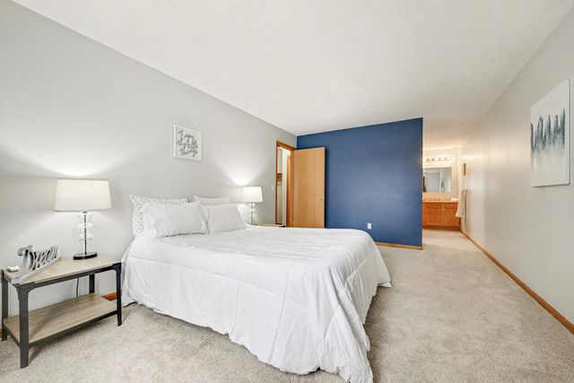 1690 Highway 36 w 224, Roseville, MN 55113