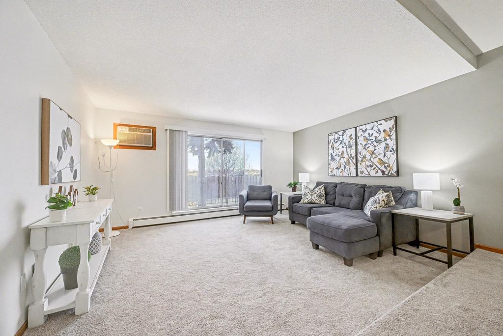 1690 Highway 36 w 224, Roseville, MN 55113