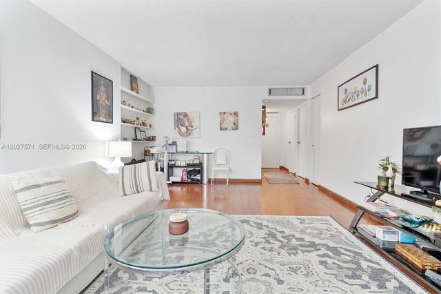20400 W Country Club Dr 214, Aventura, FL 33180
